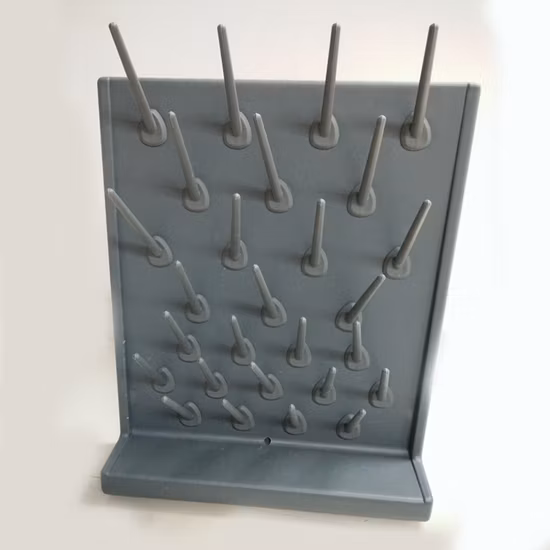 Popolare pannello forato in MDF montato a parete con ganci hardware per sistemi a parete di negozi al dettaglio, come bar, cartoleria, negozio di giocattoli, negozio di articoli da regalo.